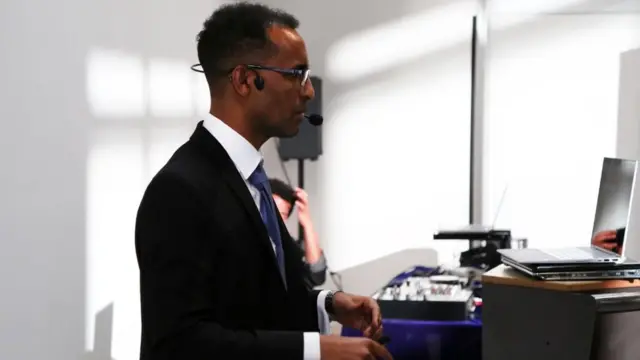 ጆርጆ ድራር ብማሕበራዊ ሜድያ እናመሃረ እንከሎ