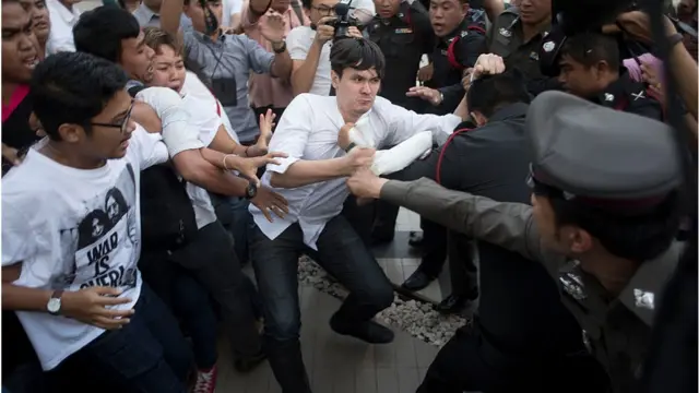 รังสิมันต์ โรม กับเพื่อน ปะทะกับเจ้าหน้าที่ตำรวจหน้าหอศิลปวัฒนธรรมกรุงเทพฯ ระหว่างจัดกิจกรรมแสดงออกในเชิงสัญลักษณ์ในวาระครบขวบปี เมื่อวันที่ 22 พ.ค. 2558