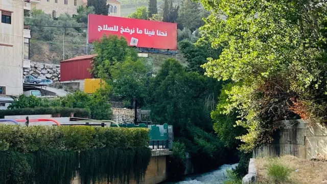 از مخالفان سرسخت حزبالله، حزب مسيحى "نيروهاى لبنانى" يا قوات است. روى اين تابلو متعلق به اين گروه نوشته شده "تسليم سلاح نمىشويم"