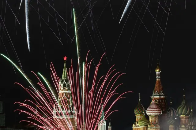 Fogosroleta de pokerartifício na praça Vermelha iluminaram a noite friaroleta de pokerMoscou