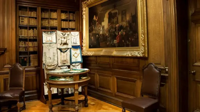 На этой картине, которая хранится в Великой ложе Шотландии, изображена церемония посвящения Роберта Бёрнса в ложу №2 "Кэнонгейт Килуиннинг", основанную в 1677 году