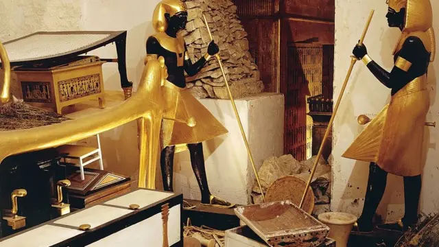 Фігури вартових біля замурованих дверей, що вели до поховальної камери