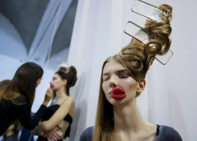 Para model bersiap diri sebelum melangkah di catwalk di Kiev, saat Ukrainian Fashion Week.