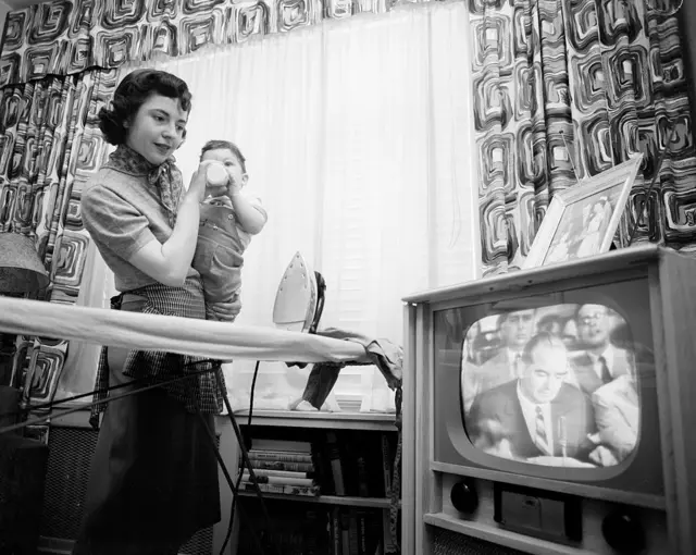 Una mujer ve una de las audiencias de McCarthy en TV