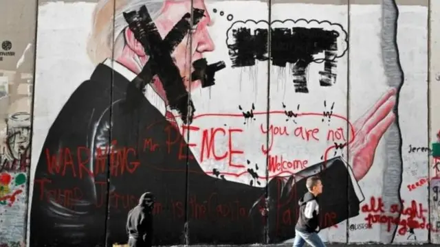 பென்ஸின் வருகைக்கு எதிராக மேற்கு கரை பகுதியில் எழுதப்பட்ட சுவர் வாசகங்கள்