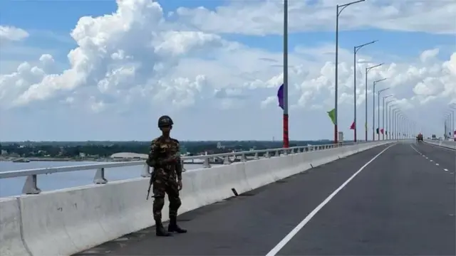 পুরো সেতু এলাকাতেই রবিবারের চেয়ে বেশি আইন-শৃঙ্খলা রক্ষাকারী বাহিনীর সদস্যদের উপস্থিতি দেখা গেছে।