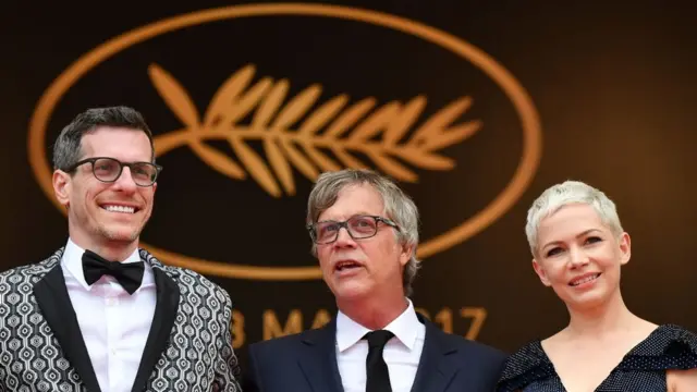 المخرج الأمريكي تود هاينز يتوسط الكاتب الروائي براين سالزنيك، صاحب القصة المستوحى منها الفيلم، والممثلة ميشيل ويليامز