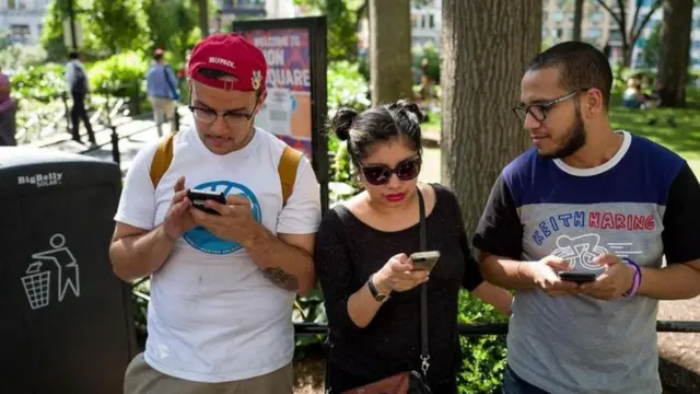 人都是好奇的，互相交换关于自己的信息有助我们了解整个社会（GETTY IMAGES）