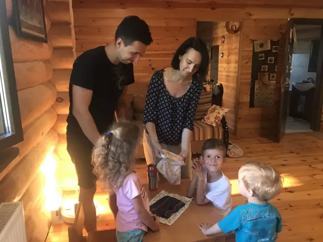 Чоловік Юлії, Олександр, каже, що на базарі викликає ажіотаж авоською та торбинками