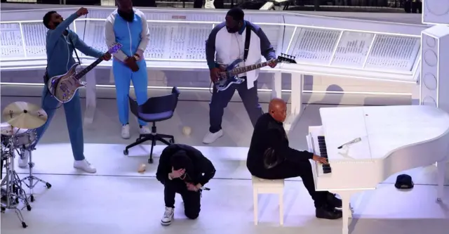 Eminem yahise ashinga ivi rimwe ubwo yari arangije akazi ke
