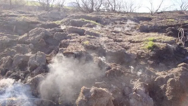 Terreno del que sale humo