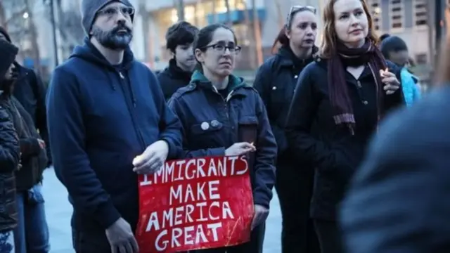 વિરોધ કરી રહેલા લોકો