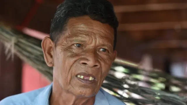 สุภัตรนั่งอยู่ที่บ้าน