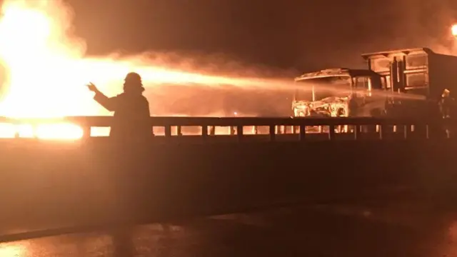 Fire fighter dey try to quench di fire