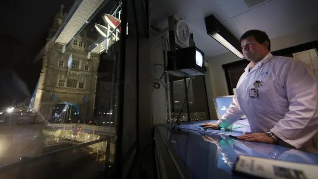 أحد عمال الخدمات الصحية يعمل خلال الليل