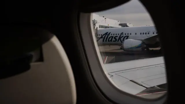 Imagem mostrando um avião da Alaska Airlines pela janelafreebet jogosoutro avião.