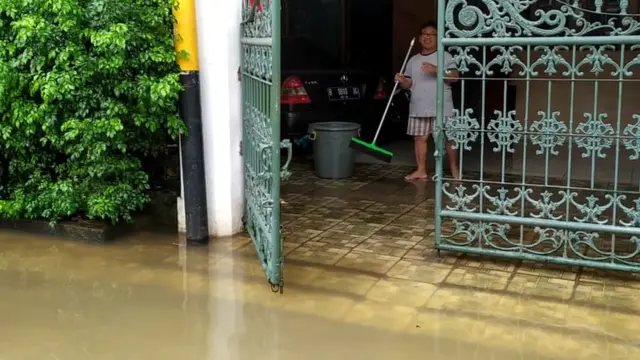 Banjir di kediaman Marsudi di Pondok Jaya, Mampang Prapatan, Jakarta Selatan, Selasa (25/02).