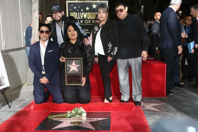 La familia de Selena durante la presentación de la estrella de la cantante en el Paseo de Hollywood en Los Ángeles en 2017.