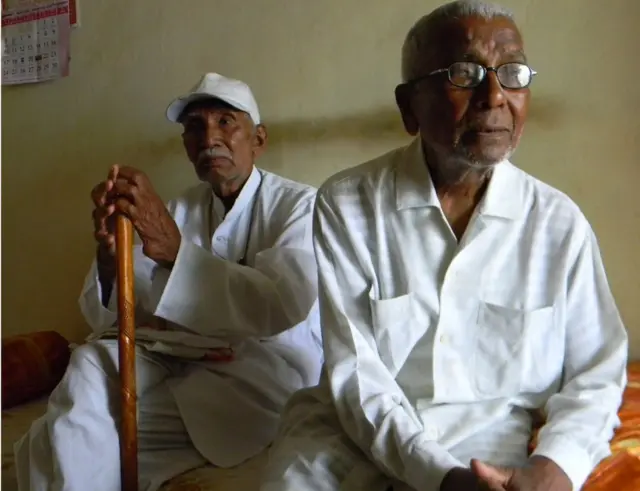 (ડાબેથી) ગોપાળભાઈ માસ્તર અને રમેશભાઈ પટેલઃ વીતેલા જમાનાના વેરવિખેર તંતુ મેળવવાનો પ્રયાસ