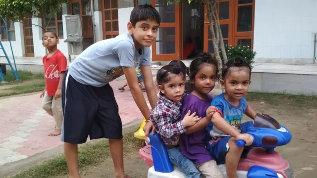 अनाथालय में रहने वाले बच्चे