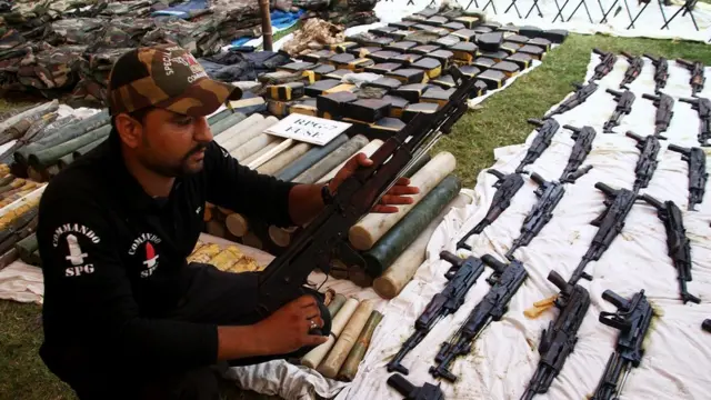 عزیز آباد سے برآمد ہونے والا اسلحہ