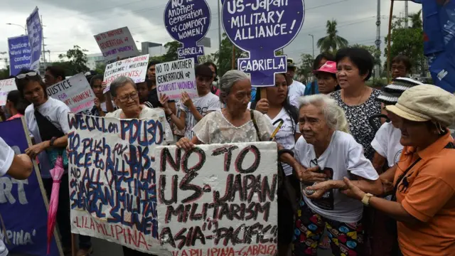 慰安妇历史问题的抗议者在日本驻马尼拉大使馆外抗议