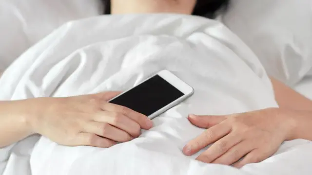 Смартфон у ліжку