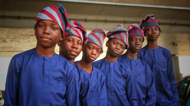 Aworan awọn ọmọ to kọ nipa ere Chess