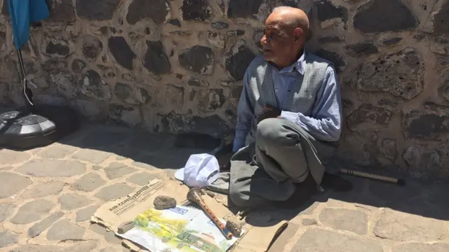 Aziz Atar'ın Hasırlı Mahallesi'nde evi yıkılmış. Alipşa'da taşındğı evi de yıkılacak. Bakan'ın yolunu bekliyor, 'evimi yıkmayın' ricasında bulunmak istiyor