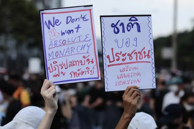 ผู้ชุมนุมถือป้าย