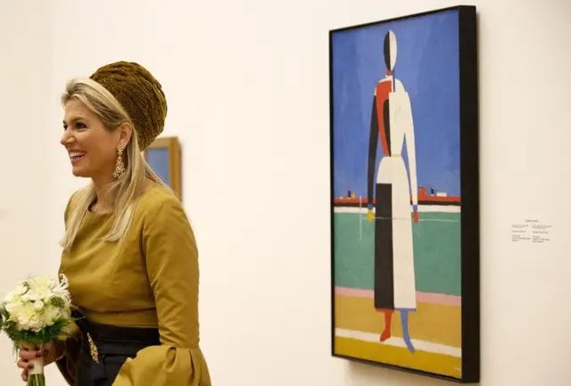 Королева Нідерландів біля картини Малевича