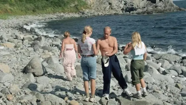 Путиннинг ўз қизлари билан тушган сурати 2002 йилда чоп этилганди, аммо ўшанда ҳам уларнинг юзлари кўрсатилмаган