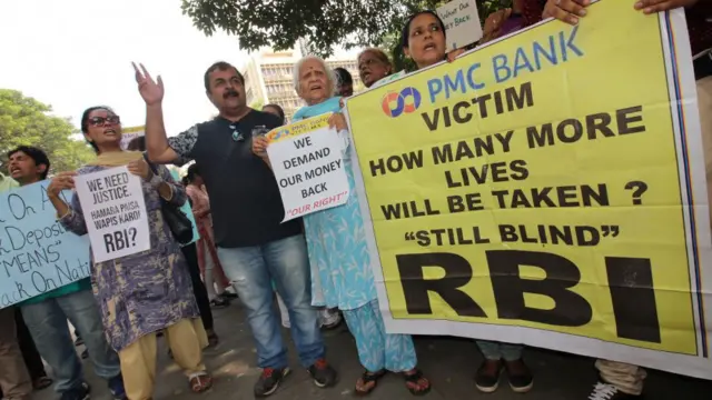 பி எம் சி வங்கியிடம் தங்கள் பணம் கோரி போராடும் மக்கள்