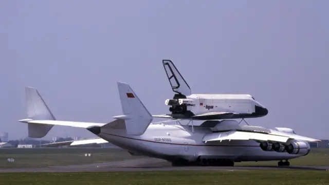 "Мрия" с "Бураном" на внешней подвеске в Ле Бурже в 1989 году