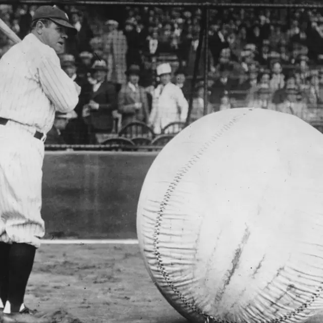 Babe Ruth intenta batear una pelota gigante
