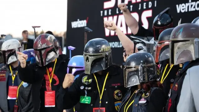 Fanáticos con trajes de la película.