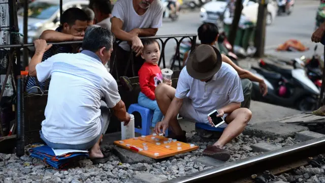Cuộc sống của người dân diễn ra sát ngay đường tàu.