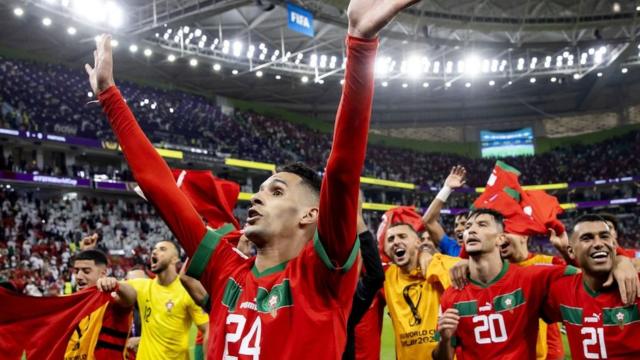 Seleção marroquina celebrando vitória sobre Portugal
