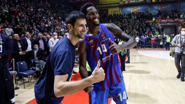 조코비치와 함께 사진 촬영을 한 바로셀로나의 나이젤 헤이스 데이비스가 며칠 후 코로나19 양성 반응을 보였다