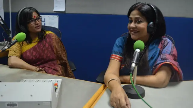 বিবিসি বাংলার স্টুডিওতে সুবর্ণা মুস্তাফার সাক্ষাতকার নিচ্ছেন শায়লা রুখসানা।