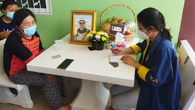 ภรรยาของหนึ่งในแรงงานไทยที่เสียชีวิตจากเหตุรุนแรงในอิสราเอลสนทนาทางโทรศัพท์กับประธานาธิบดีอิสราเอลผ่านล่าม