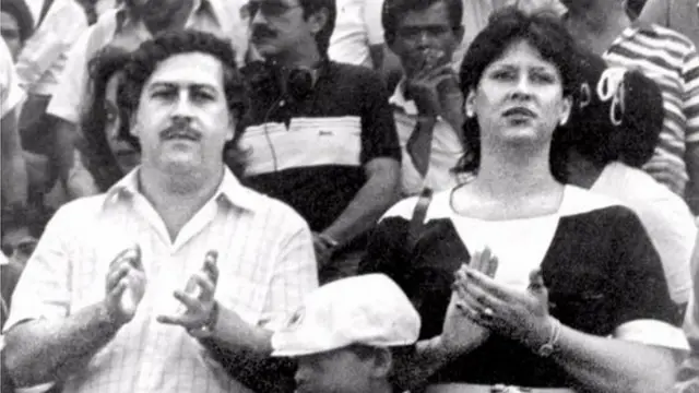 Escobar com a mulher, Victoria, e o filhobrabet doubleum jogobrabet doublefutebol