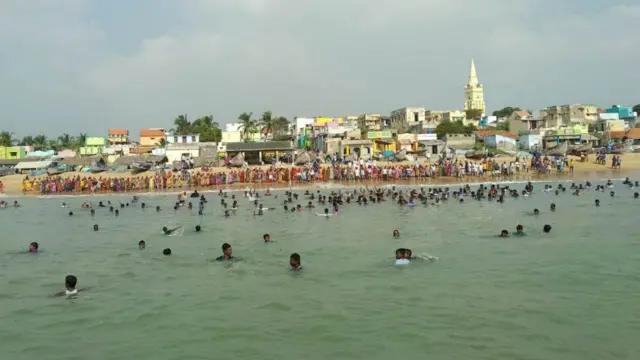 படகில் கறுப்பு கொடி கட்டி கல்லாமொழி மீனவர்கள் கடலில் இறங்கி போராட்டம்