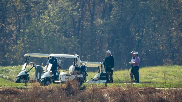 همزمان با شادی مردم بیرون کاخ سفید آقای ترامپ که ساعتی پیش کاخ را ترک کرد در ویرجینیا مشغول گلف است