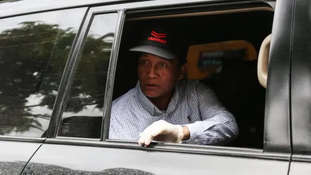 အမရပူမြို့နယ် ရွှေဂဲရေထိန်း တံခါး တာဘောင်ကျိုးမှု ဒုသမ္မတ(၂) ဦးဟင်နရီဗန်ထီးယူလာရောက်စဥ်