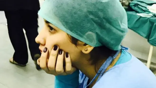 Le Dr Anum Ahmed en blouse d'hôpital