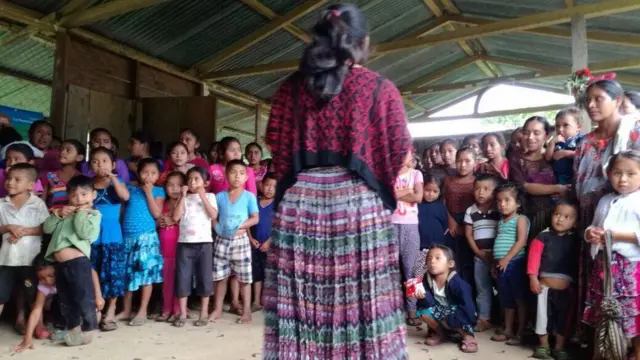 Roxana Mucú frente a un grupo de niños (Foto cortesía: Vilma Chón)