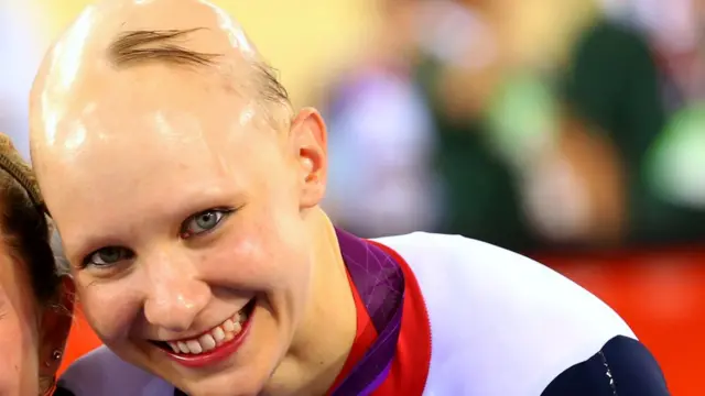 La ciclista Joanna Rowsell con su medalla de oro olímpica