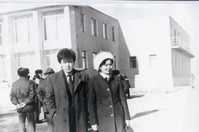 Сүрөт көргөзмөдө саясатчынын басып өткөн өмүр жолундагы урунттуу учурлары, үй-бүлөсү, жакындары менен түшкөн сүрөттөрү коюлган.