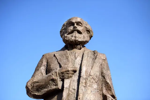 特里爾派了一名代表去中國，希望說服藝術家縮小雕像尺寸。他們建議雕像含基座高5.5米 （起初，雕像高達6.4米），正好與馬克思的生日1818年5月5日相對應。